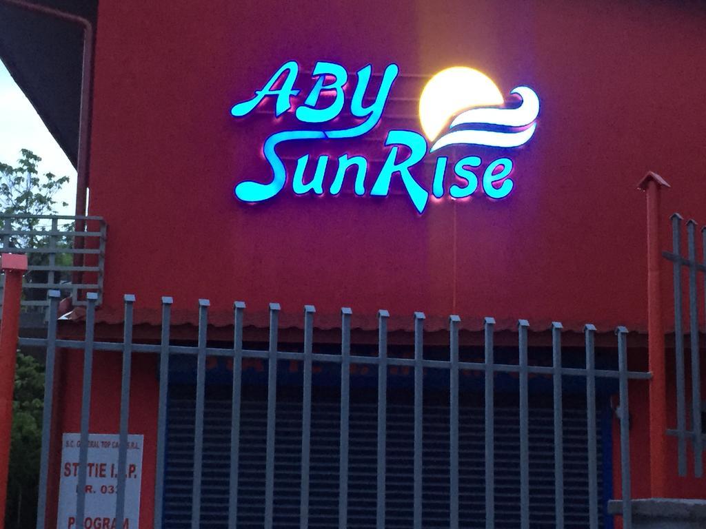 מלון Orşova Aby Sunrise מראה חיצוני תמונה